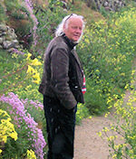 Marijke de Jong metend op de Wylde Swan